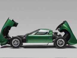 Lamborghini Miura vue de côté tous capots ouverts