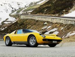 Lamborghini Miura SV sur une route des Alpes