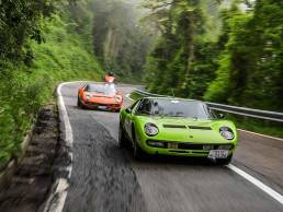 Deux Miura verte et orange sur la route
