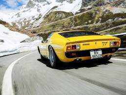 Miura P400 SV sur une route de montagne