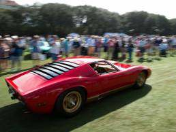 Une automobile Lamborghini Miura rouge