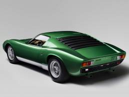 Automobile sportive Miura SV de dos