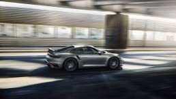 Porsche 911 Turbo S dans un tunnel