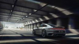 Nouvelle Porsche 992 Turbo S dans un tunnel